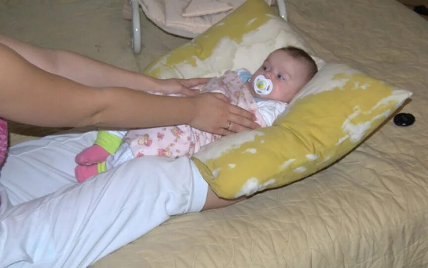 Шезлонг 4moms 4m-012-01. Ребенок на руках. Укачивать ребенка. Можно качать новорожденного. Укачивание ребенка.