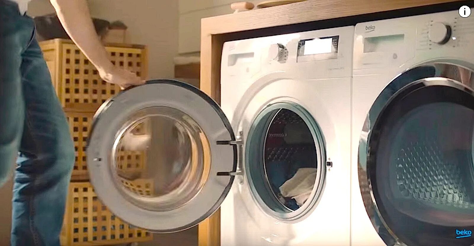 Костюм стиральной машины. Бежит стиральная машина. Бежит стиральная машина. Бежит стиральная машина. Девушка в стиральной машине.