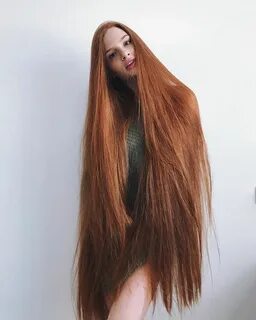 Длинными волосами блогерша