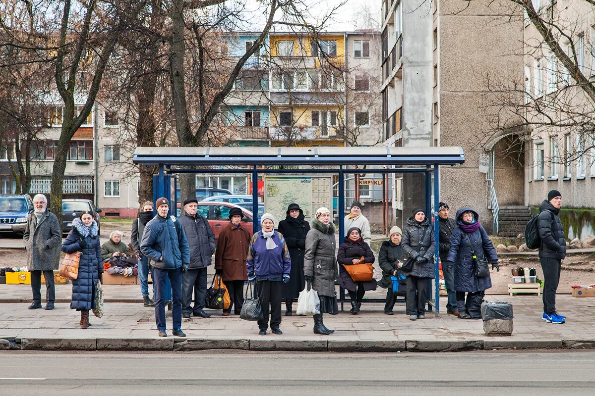 Человек ждет автобус. Люди на остановке. Автобусная остановка с людьми. Много людей на автобусной остановке. Пешеход на остановке.