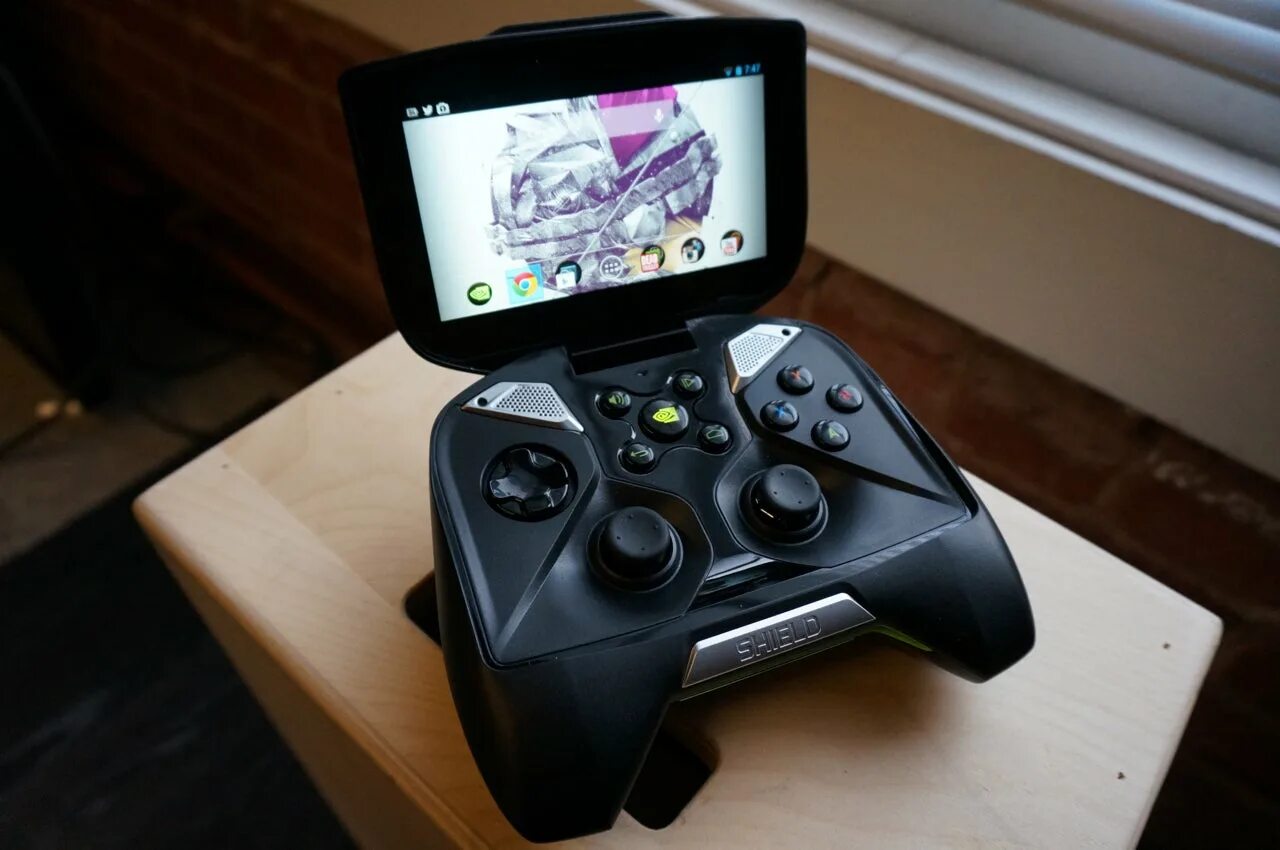 Nvidia shield портативная консоль. Shield обзор. Nvidia shield android tv. Nvidia shield gamepad. Игровая приставка nvidia shield.