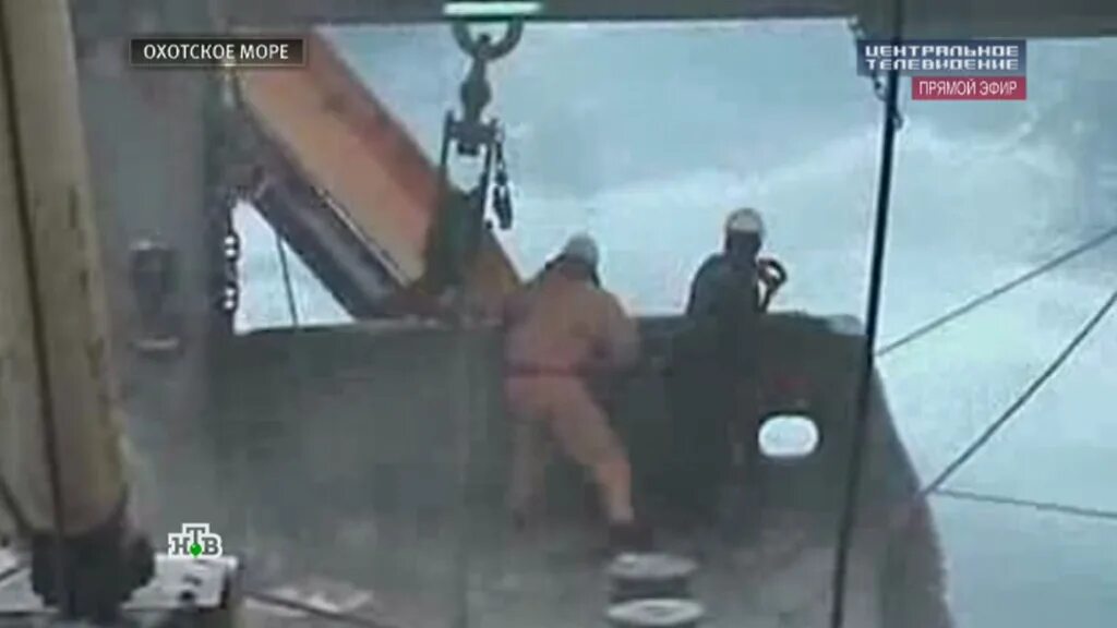 Спасли дрейфующего мужчину в охотском море. Судно в охотском море. дед на человека в охотском море. в охотском море у траулера намотало сеть на винт.