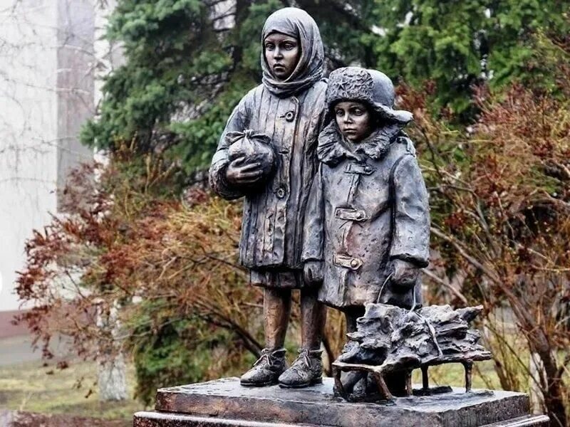 Памятник мальчик и девочка. Памятник мальчик и девочка