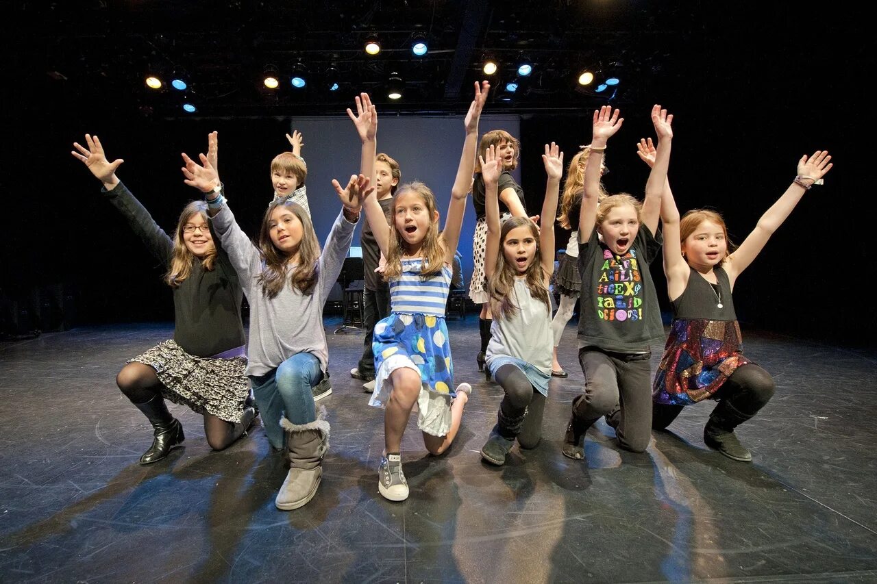 Вокальные танцы. Актерское мастерство для детей. Дети на сцене театра. Подростковый театр. Детские коллективы на сцене.