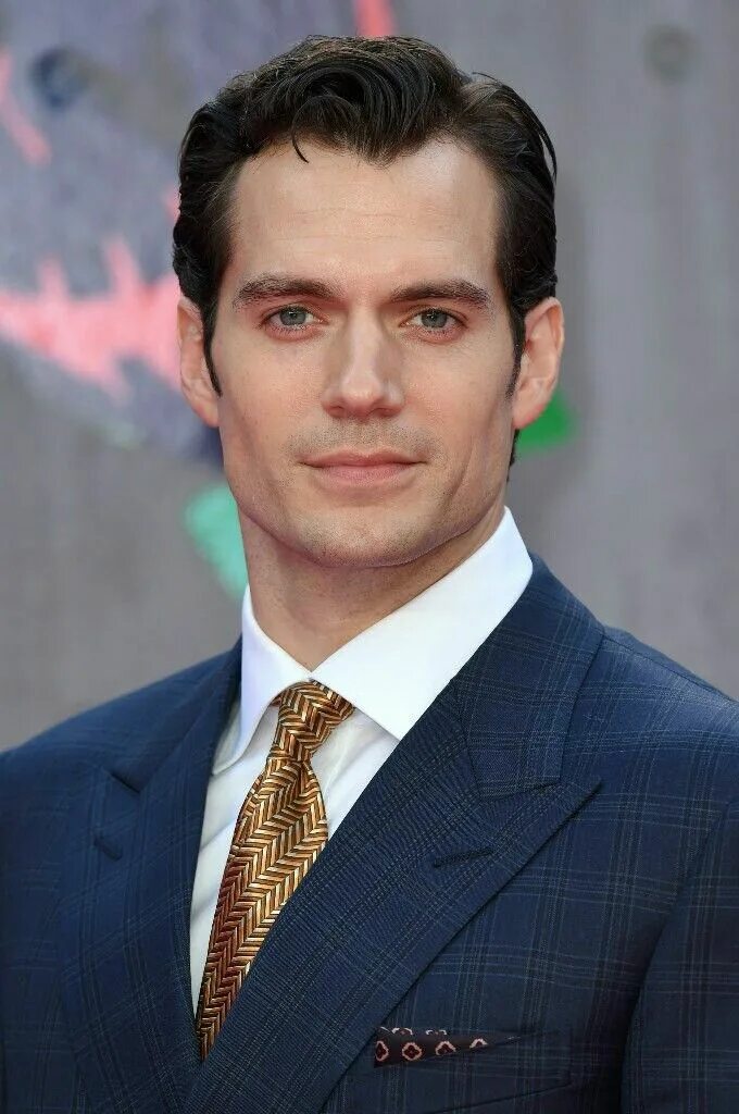 Views actors. Ли пейс фотосессии 2022. Кавилл генри кавилл. Актер джош холлоуэй. Актер генри кавилл.