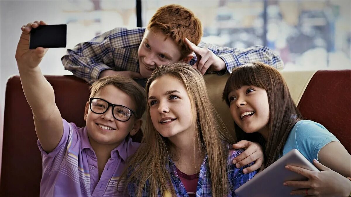 подросток. старший подросток возраст. лето молодежь. подростковый возраст. счастливые школьники.