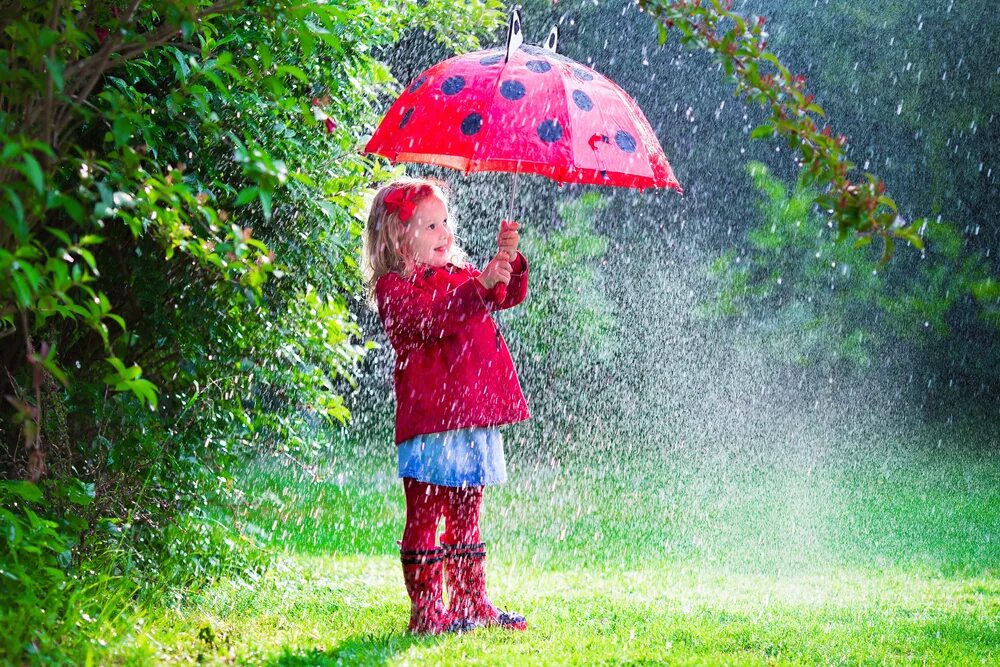 Дети дождя. Летний дождик дети. Ребенок с зонтиком под дождем. Лето дождь.