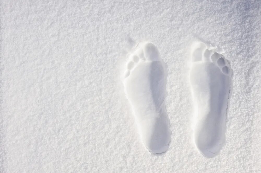 Следы ног на снегу. След ноги человека на снегу. Бледные холодные стопы. Холодные бледные ноги