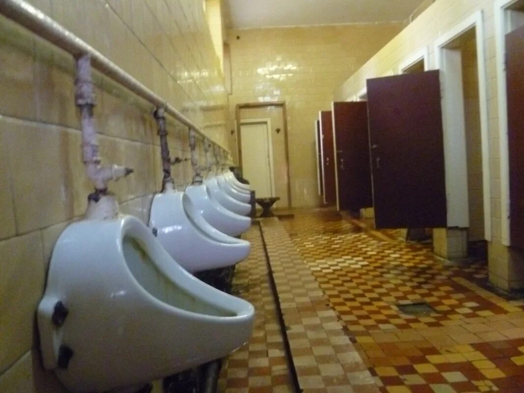 Пассаж туалет. Общественный туалет. Мужские общественные туалеты. Туалет в школе. Советский общественный туалет.