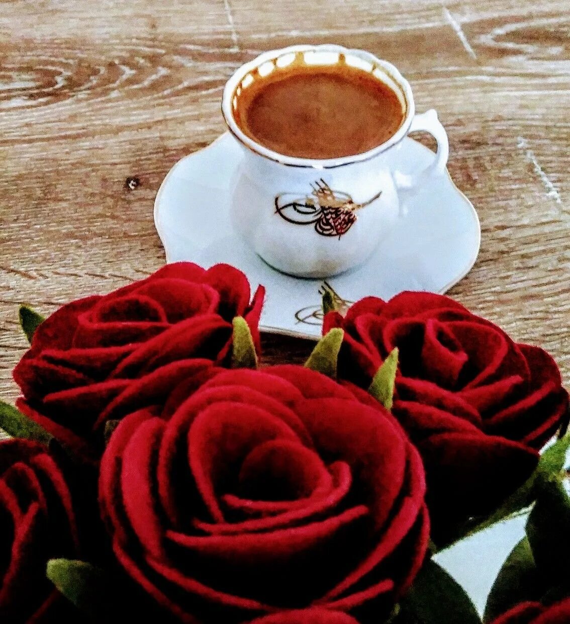 Картинка доброе утро с кофе и цветами. Кофе с цветами. Кофе и розы с добрым утром. Чашечка кофе и цветы.
