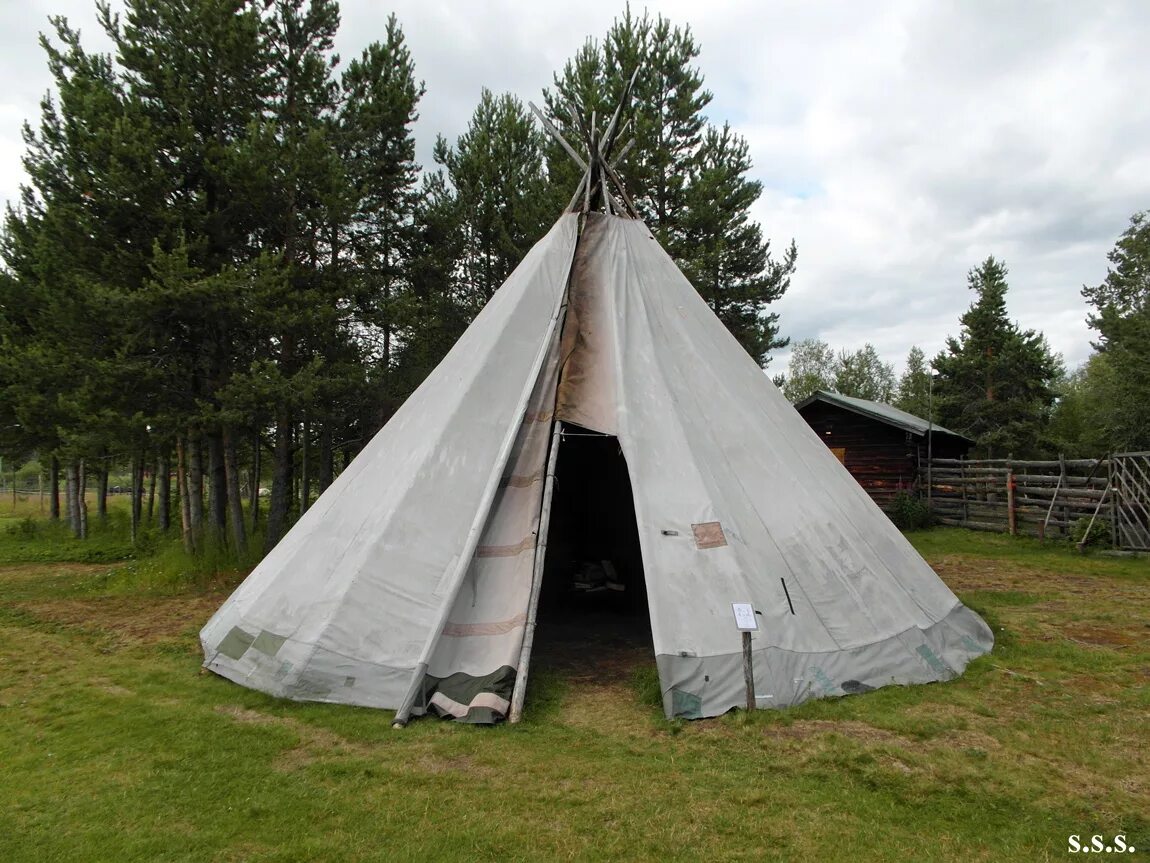 Саамская деревня мурманск. Кольский полуостров саамская деревня. Кувакса жилище саамов. Кувакса. Кувакса жилище саамов.
