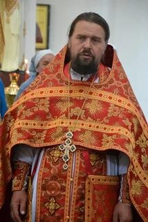 Священник садится