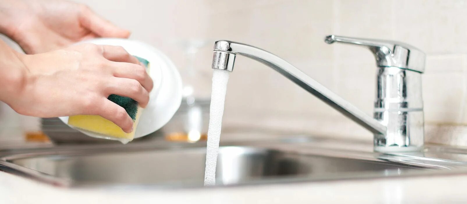 Кухонную посуду запрещается мыть в одной воде. Кух посуда мытье. посуду помыл.раковина чистая?. sink, wash dishes. мыть посуду тарелки шаттерсток.
