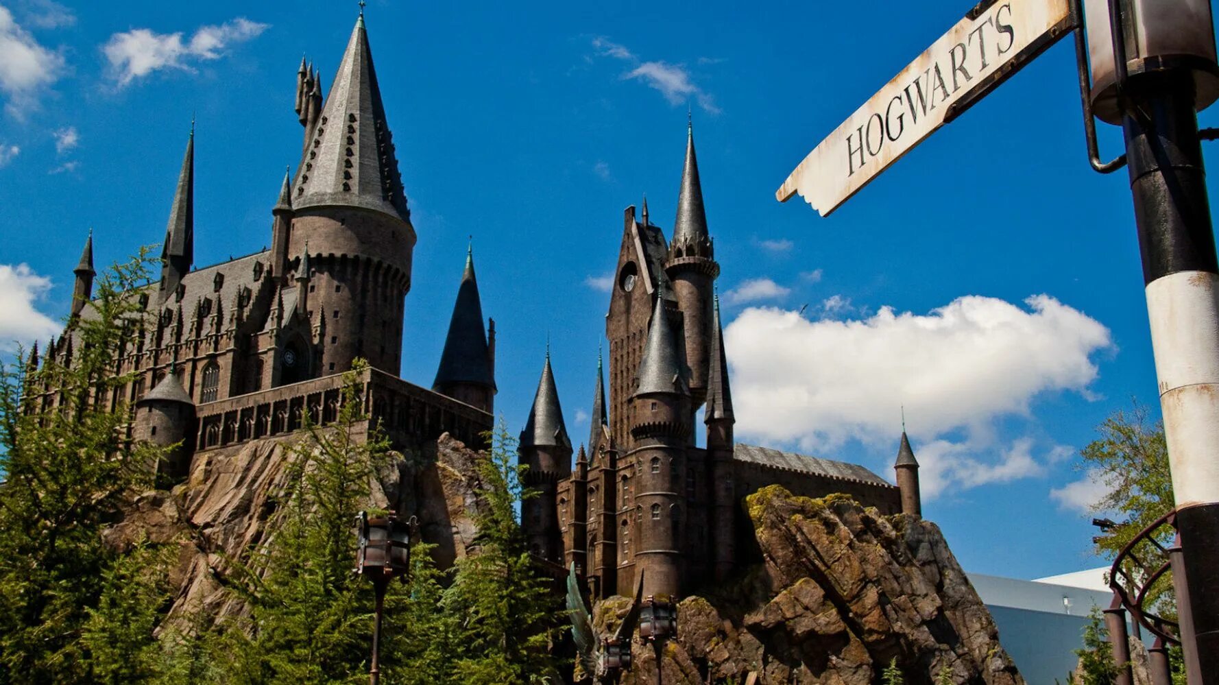 Как выглядит хогвартс. Замок гарри поттер замок хогвартс. Хогвартс в орландо. Хогсмид гарри поттер. Замок хогвартс в реальности.