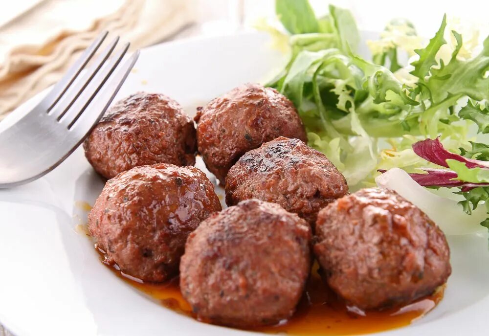 Говяжьи фрикадельки для детей. Отварные мясные шарики. Говяжьи фрикадельки для детей. Фрикадельки полуфабрикаты. Куриные фрикадельки.