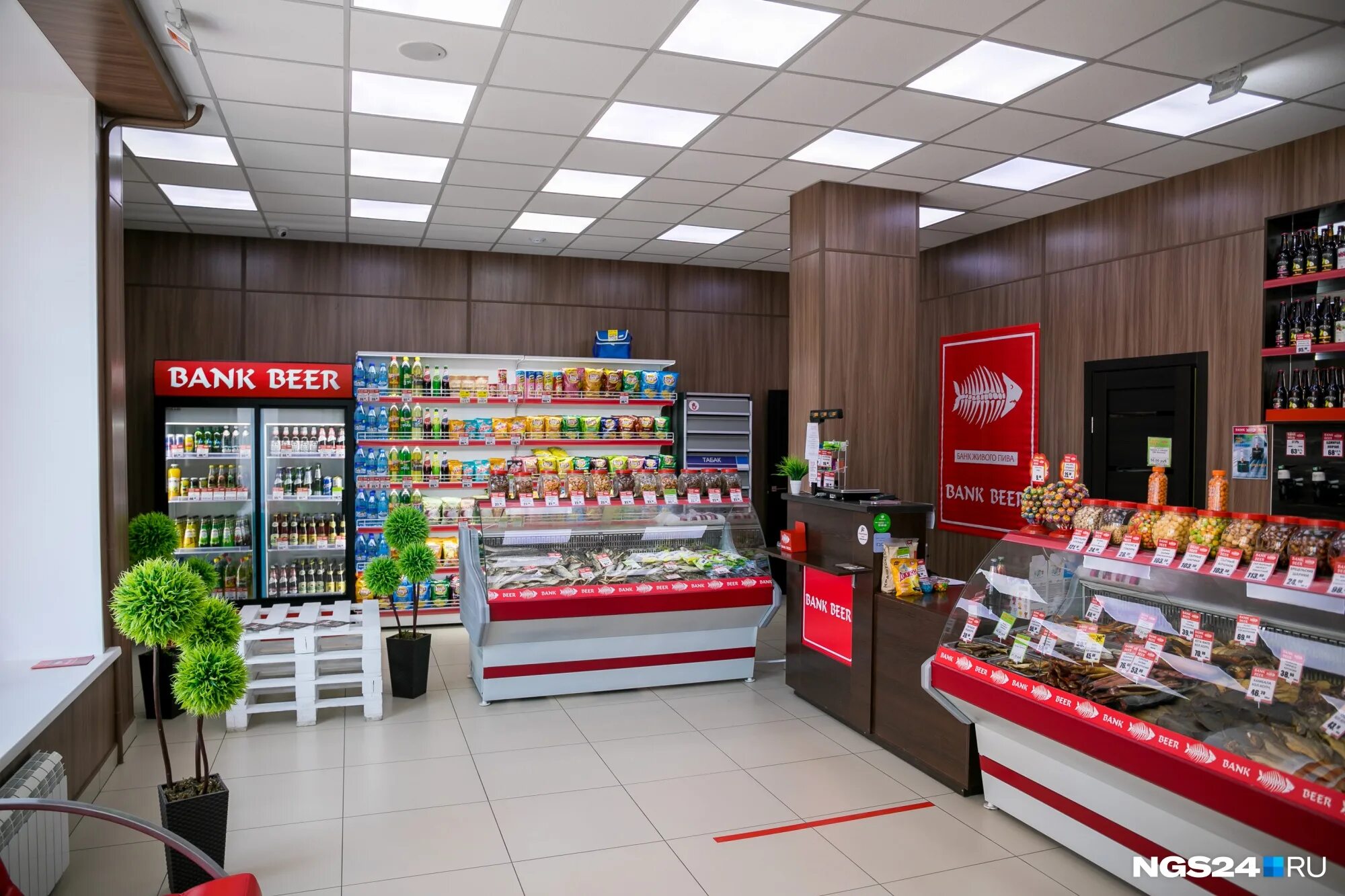 Некоторые магазины работают. Некоторые магазины работают. Люди в магазине. Картинка магазин работает. Магазин работает в обычном режиме.