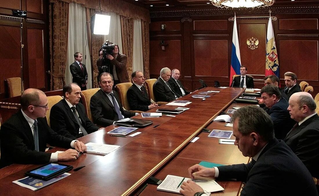 Сайт совета безопасности. Совет безопасности РФ. Депутаты совета безопасности. Совет безопасности структура с Медведевым.