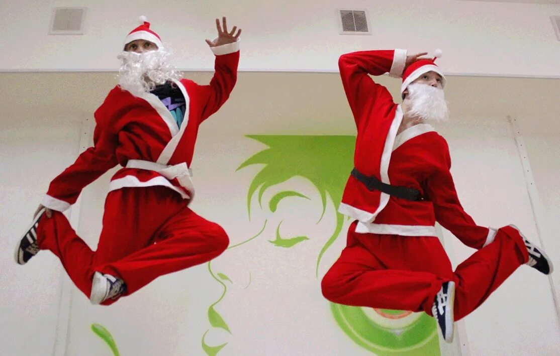 новогодние веселые танцевальные. танец на новый год. новогодний костюм для танца. новогодние танцы. танец на новый год.