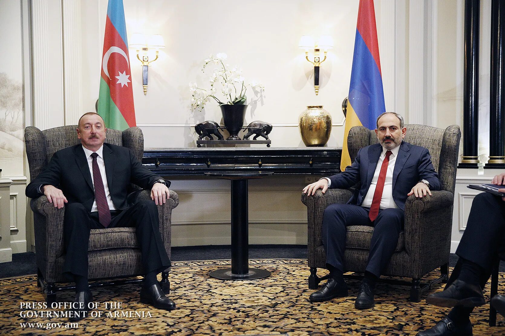 Приехал в ереван. Никол Пашинян Армения. Пашинян и Алиев встреча.