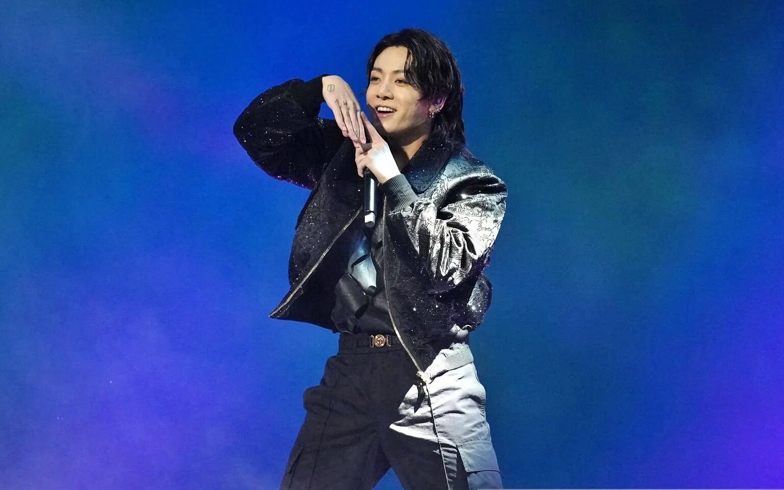 Jungkook fifa 2022. Dreamers bts. Dreamers jungkook fifa. Чонгук бтс 2022. Dreamers bts.