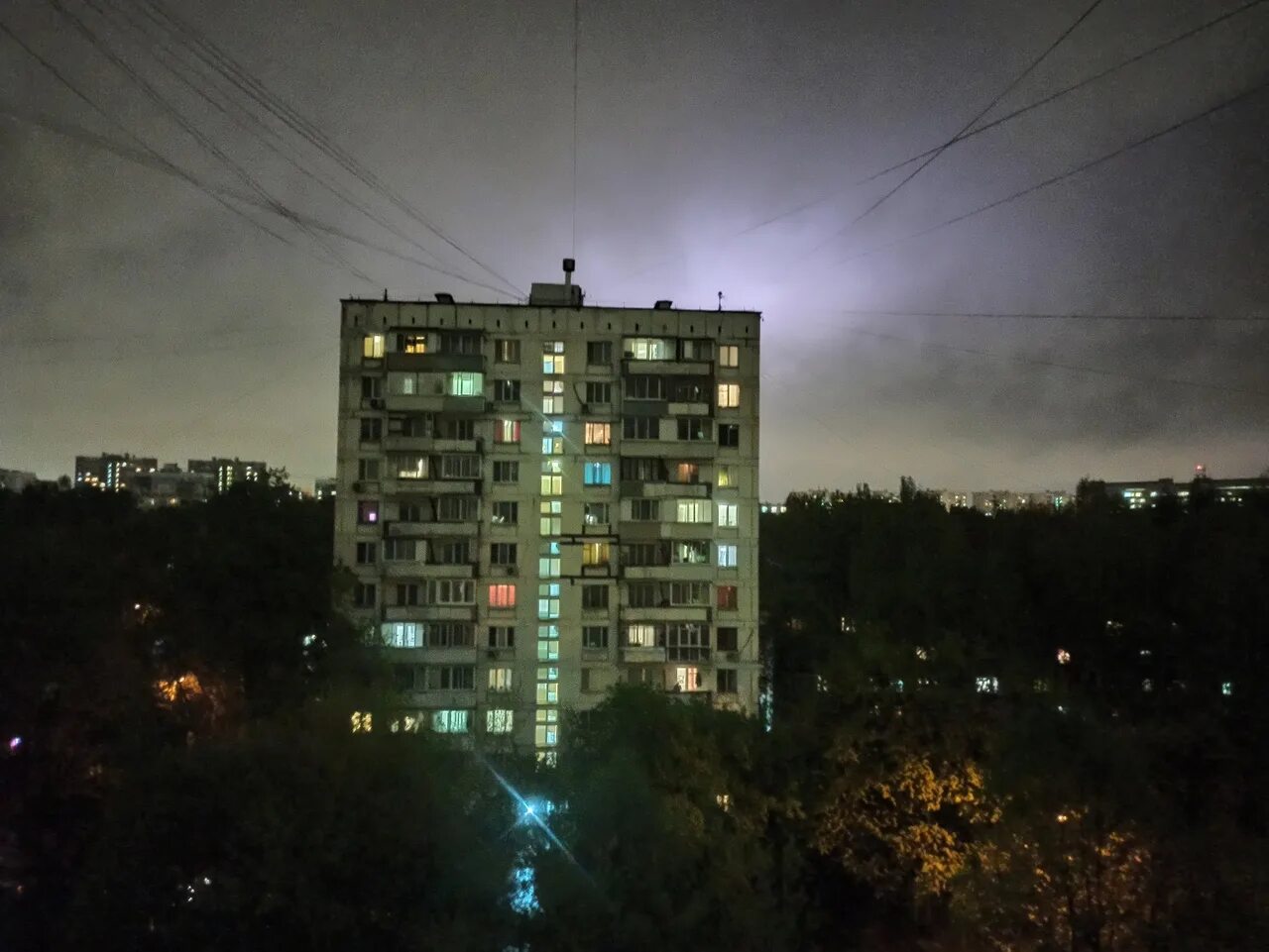 Небо москвы сегодня. Гроза в москве. фиолетовое свечение в небе. гроза 2025. небо над москвой.