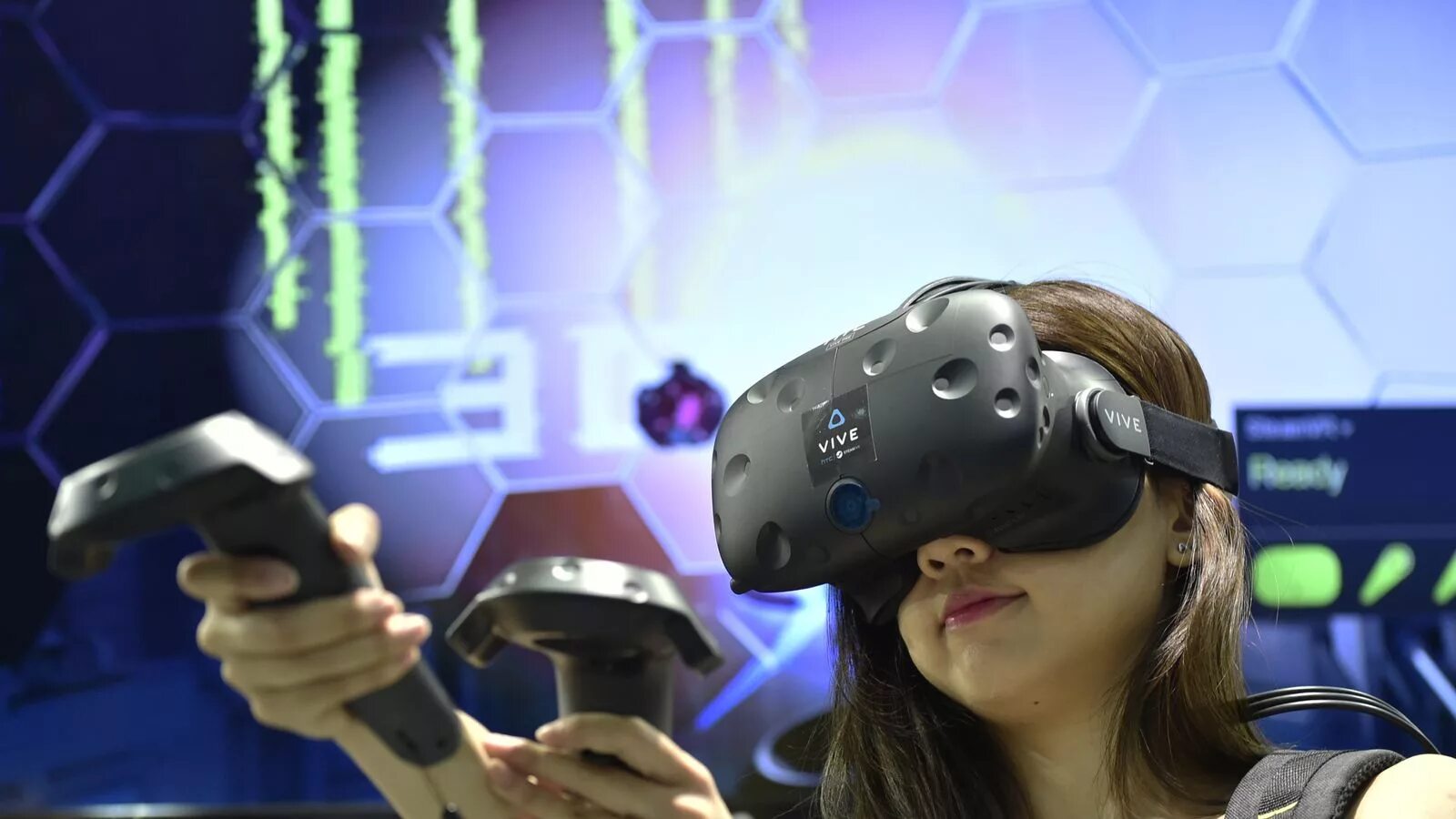 Виртуальная реальность абстракция. Мама играет в виар. Игровой шлем htc vr vive. Шлем sony playstation vr. Мама играет в виар.