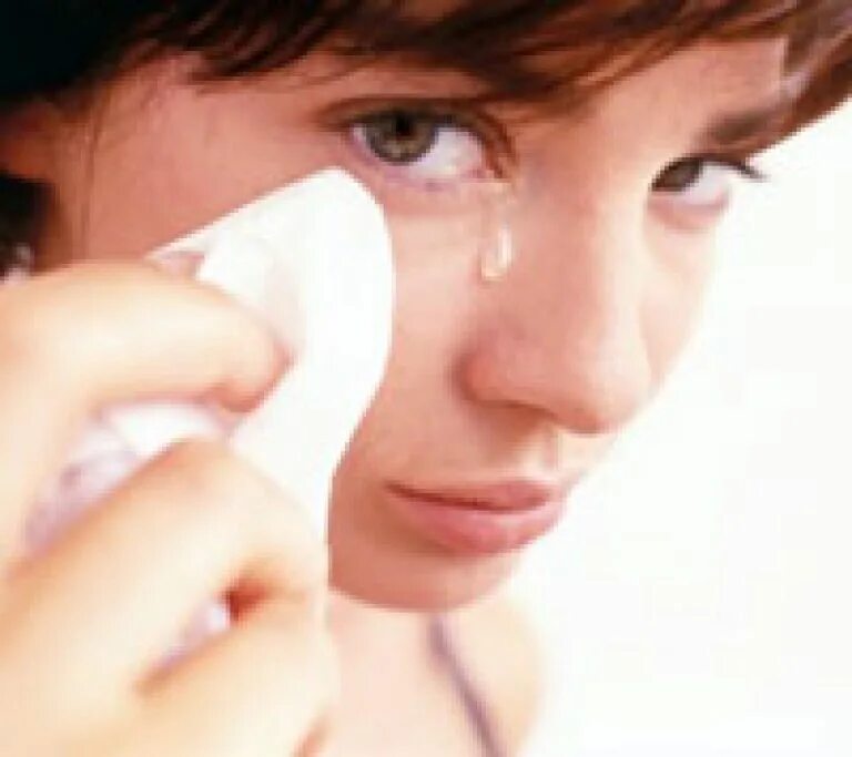 Слезотечение при простуде. Грипп и слезоточивость глаз. Аллергия слезятся глаза.