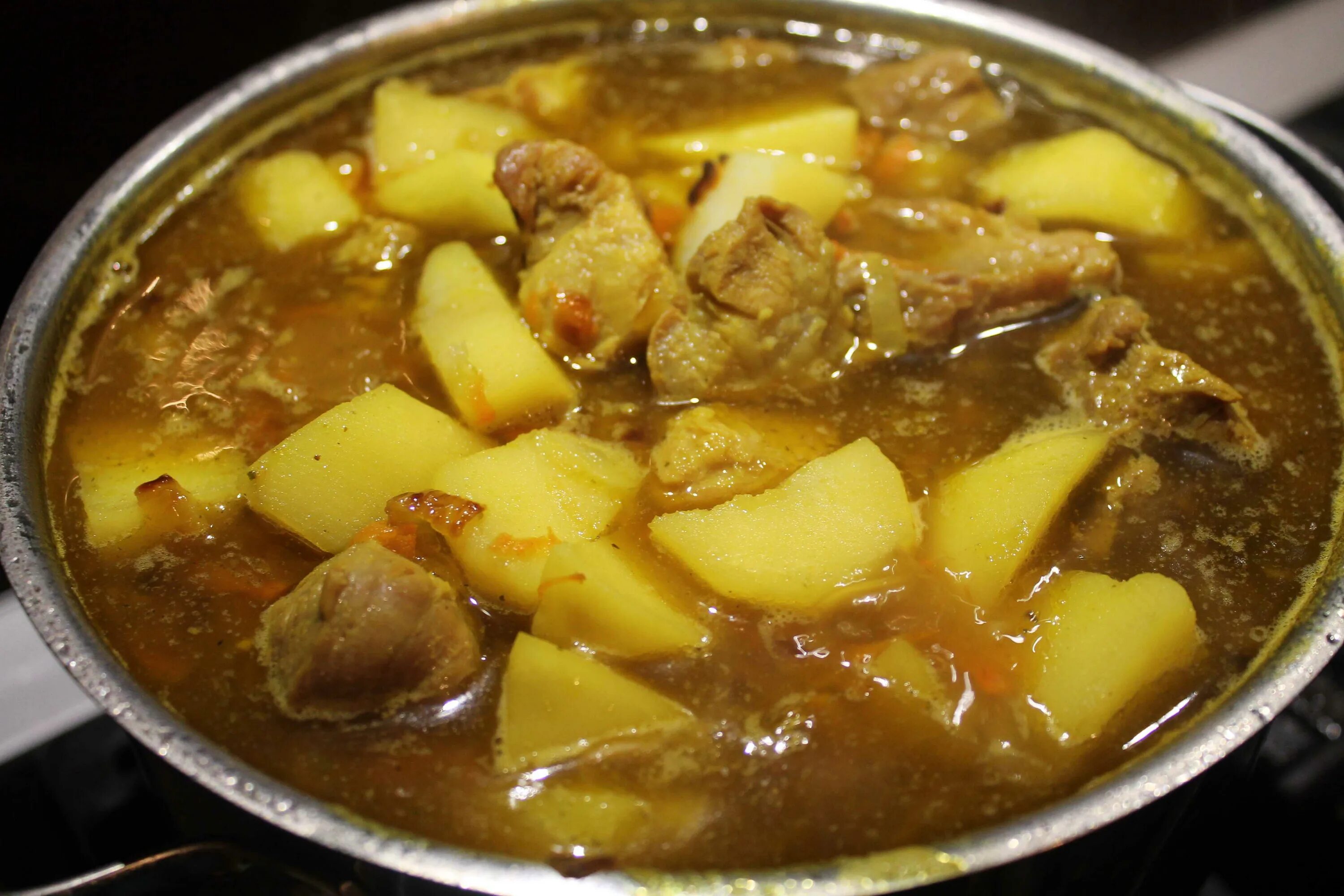Тушеная картошка с мясом в кастрюле. Тушёная картошка с мясом. Мяско тушеное с картошкой. Мясо с картофелем в сотейнике. Тушёная картошка с мясом в кастрюле.