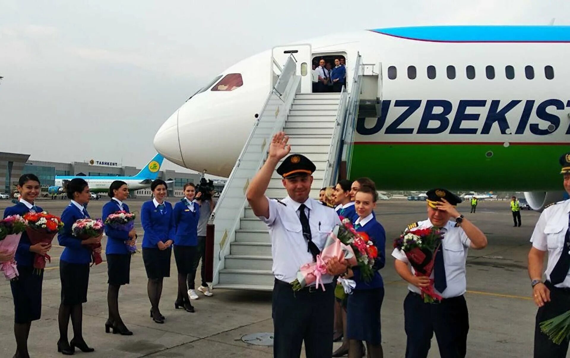 Авиакомпания ташкент. Боинг 787 Uzbekistan Airways. Боинг 787 8 Узбекистан Эйрвейз. Узбекистан авиакомпания хаво йуллари. Самолет Узбекистан хаво йуллари.