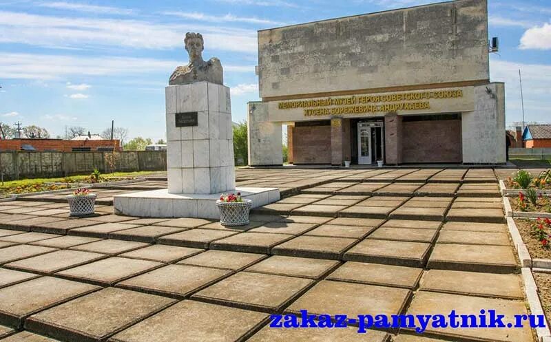 Б. Улица лесная аул кабехабль. Аул хакуринохабль шовгеновского района. Памятник андрухаеву в шовгеновском районе. Мечеть в хакуринохабле.