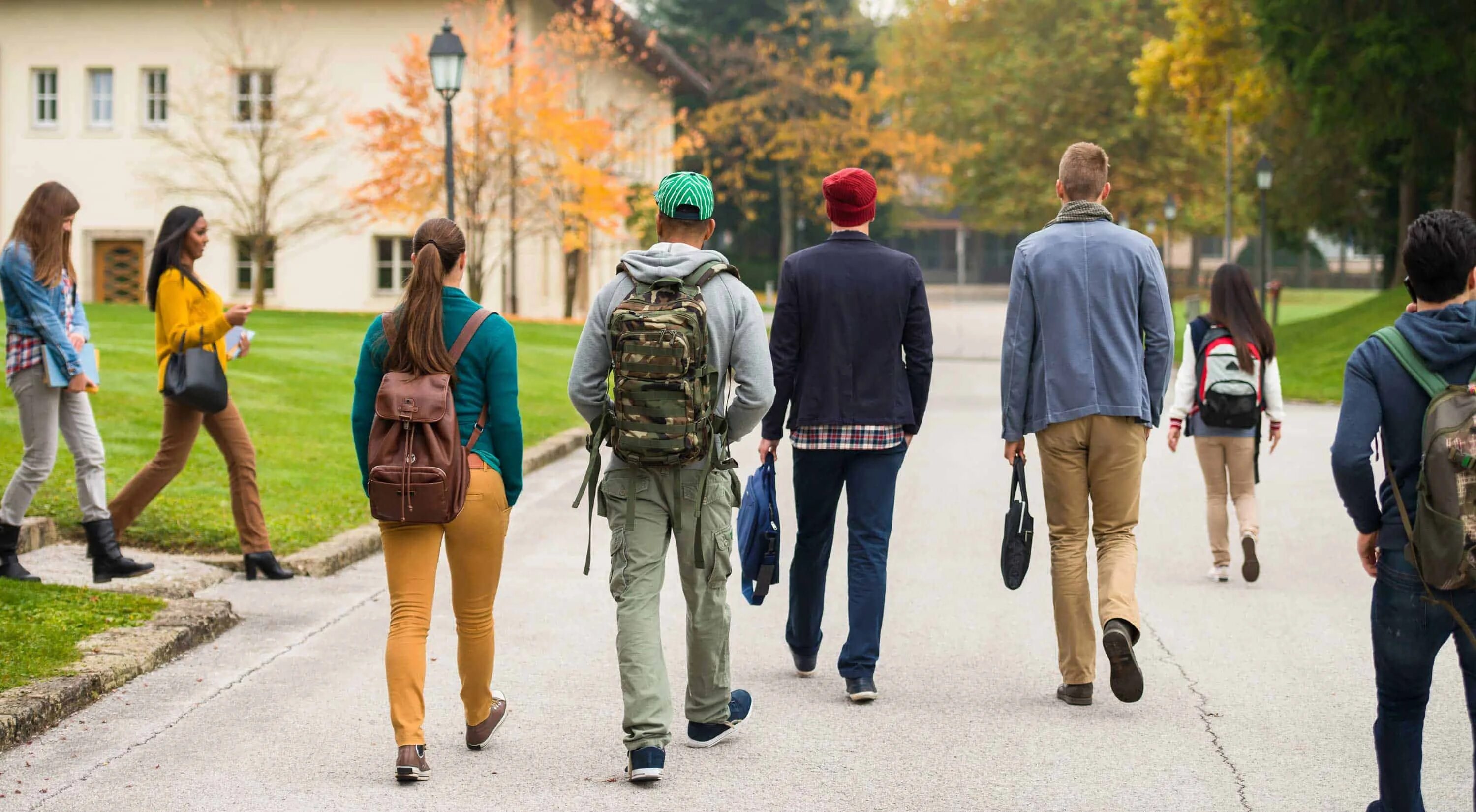 Student park. Студенты на прогулке. Студенты идут. Человек идет в университет. Люди ходят по парку.