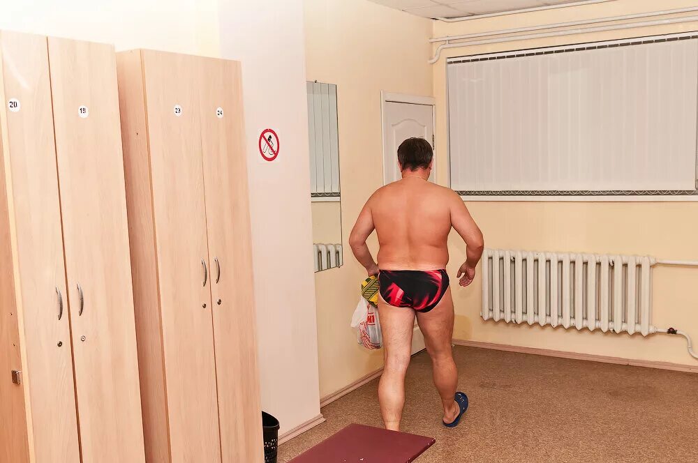 Ван даркхолм и марк вульф в раздевалке. Мужчины в раздевалке. Мужская раздевалка в бассейне. Мужская раздевалка в спортзале. Билли харрингтон в раздевалке.