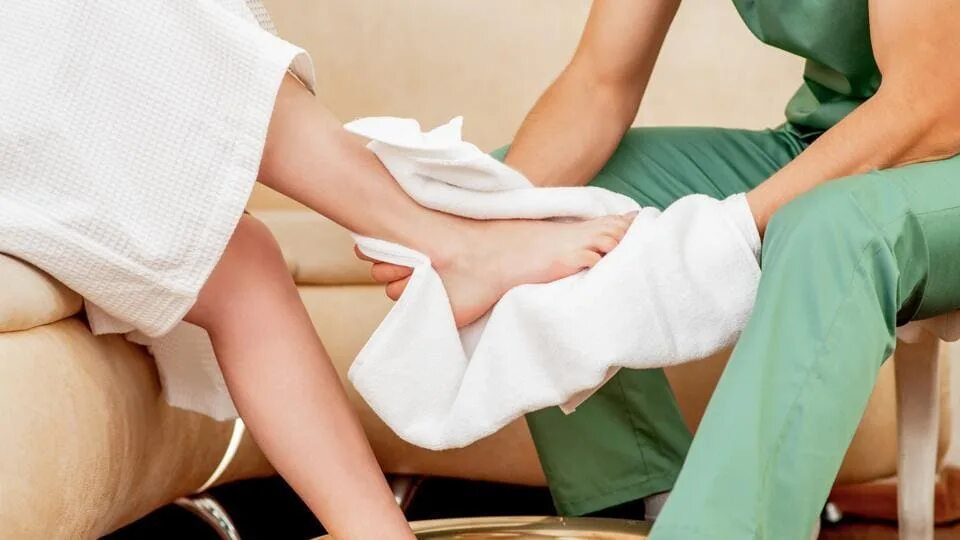 Девушка вытирает ноги. Застегивает туфли. Девушка вытирает ноги. Вытирать ноги. Девушка вытирает ноги.