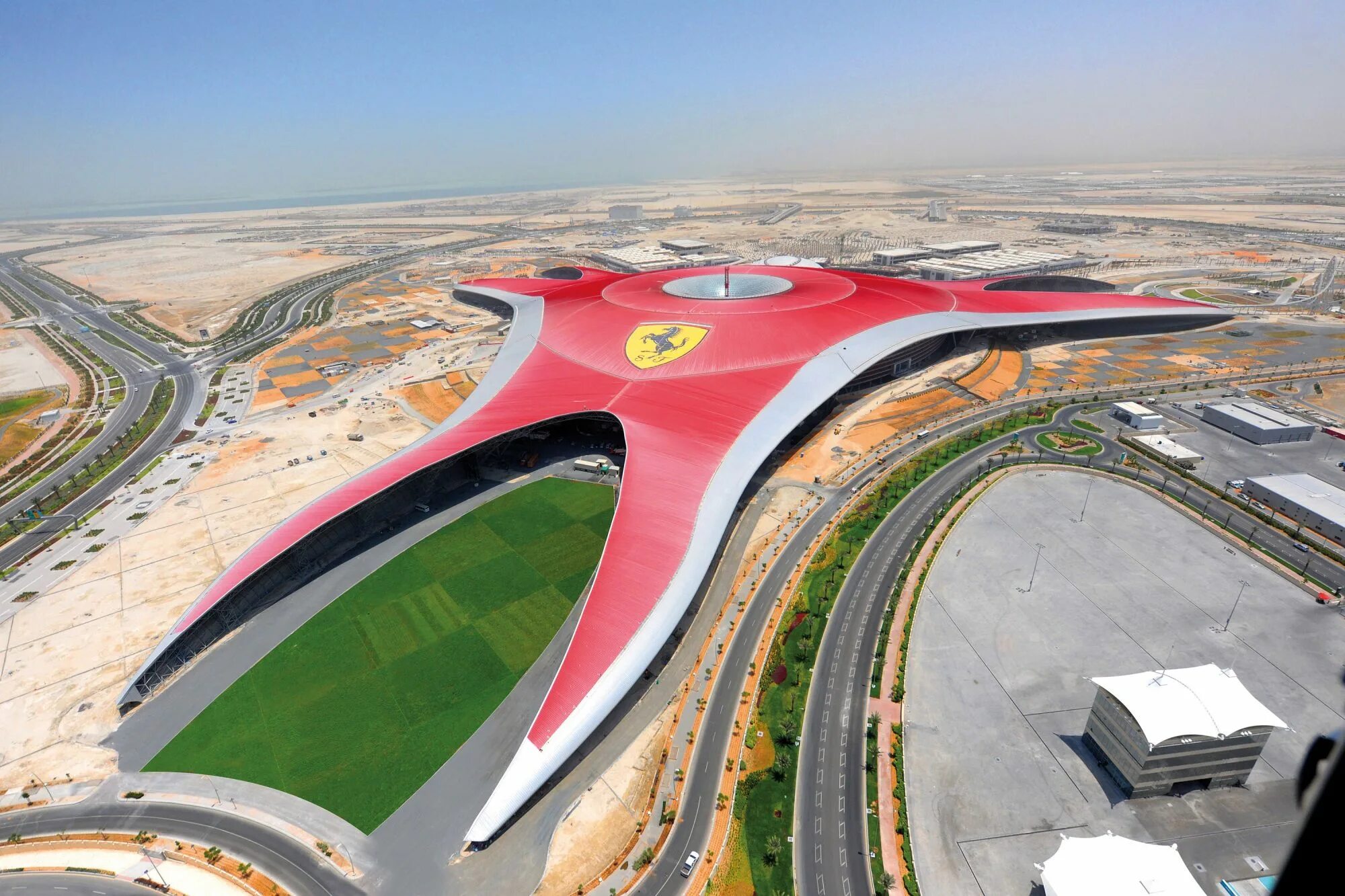 Бел яс. Ferrari World Абу-Даби. Ferrari Park Абу Даби. Феррари парк Дубай. Парк развлечений Феррари в Абу Даби.