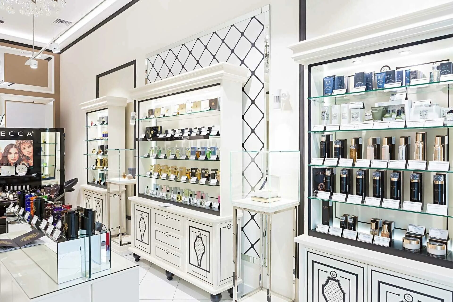 интерьер парфюмерного магазина. интерьер магазина косметики. витрина парфюмерного магазина. бутик парфюма. интерьеры шанель магазина.