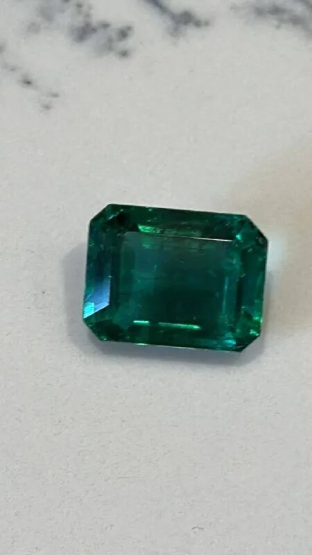 Изумруд. Изумруд камень. Изумруд герцога девонширского. Танзанский изумруд. Изумруд камень ограненный.