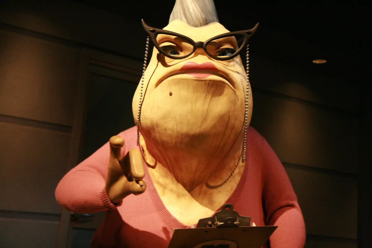 Корпорация монстров бабка слизняк. Корпорация монстров бабка библиотекарша. Корпорация монстроы слизня. Жаба из мультика корпорация монстров. Университет монстров библиотекарша.