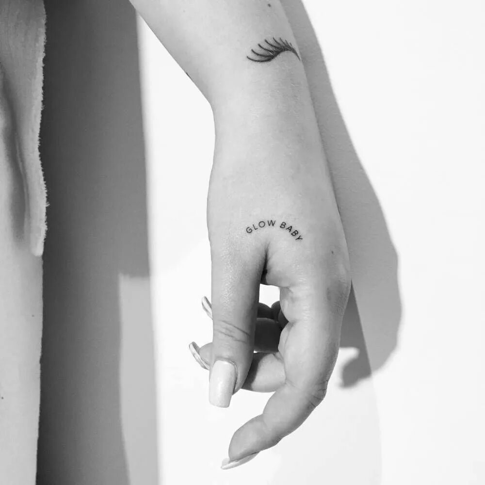 Маленькие незаметные тату. Очень маленькие тату. Мини тату со смыслом. Маленькие тату со смыслом. Миниатюрные татуировки на запястье.
