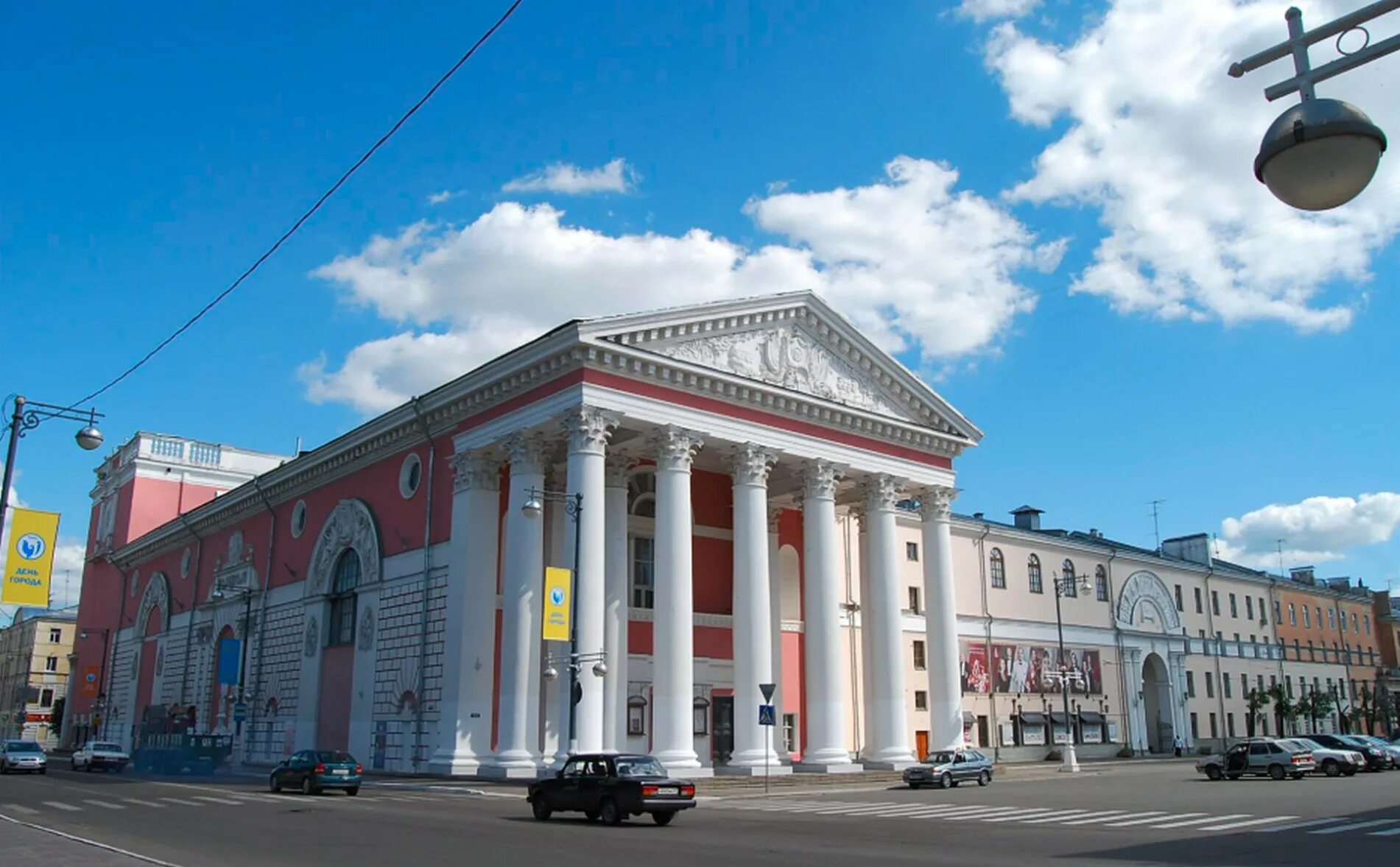 Горьковская библиотека тверь. Тверская региональная. Тверская областная библиотека им горького. Тверская областная библиотека им горького. Библиотека им а м горького тверь.