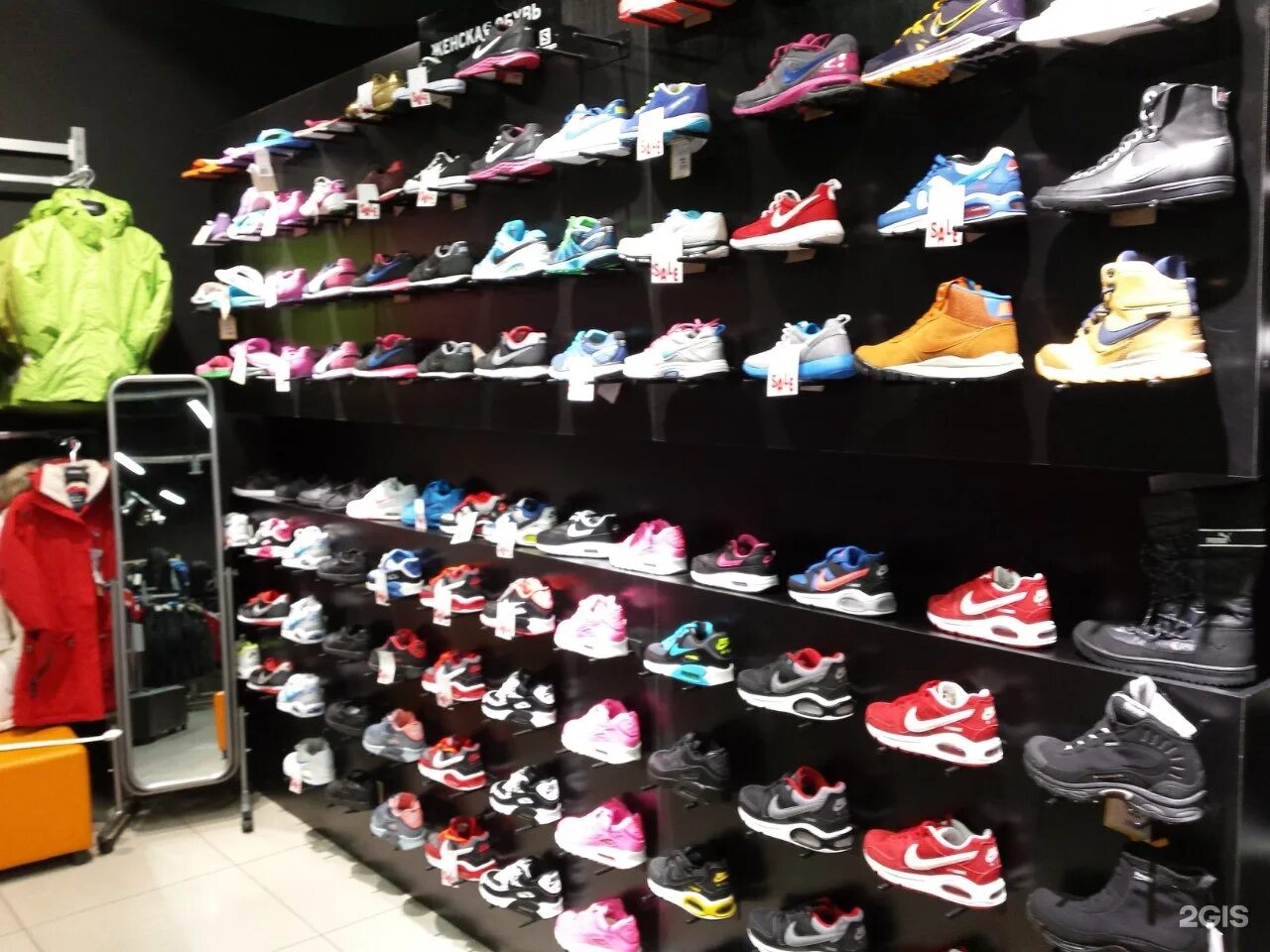 магазин спортивной одежды пермь. крутой магазин кроссовок. магазин спортивной одежды. Pro sport магазин. спортмастер витрина.
