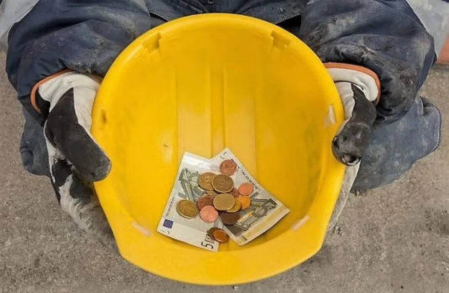 Зп строителя. Зарплата строителя. стройка деньги. деньги в каске. строитель с деньгами.