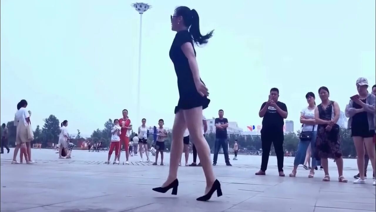 Китайская танцовщица Цинцин. Цинцин танцовщица шафл. Цин Цин танцует. Цин Цин танец на каблуках. Танец цинцин