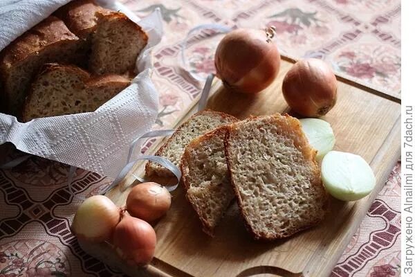 Черный хлеб с луком. Охотничий хлеб. Пивной хлеб с луковым маслом. Хлеб с луком Суле. Чеснок лук хлеб