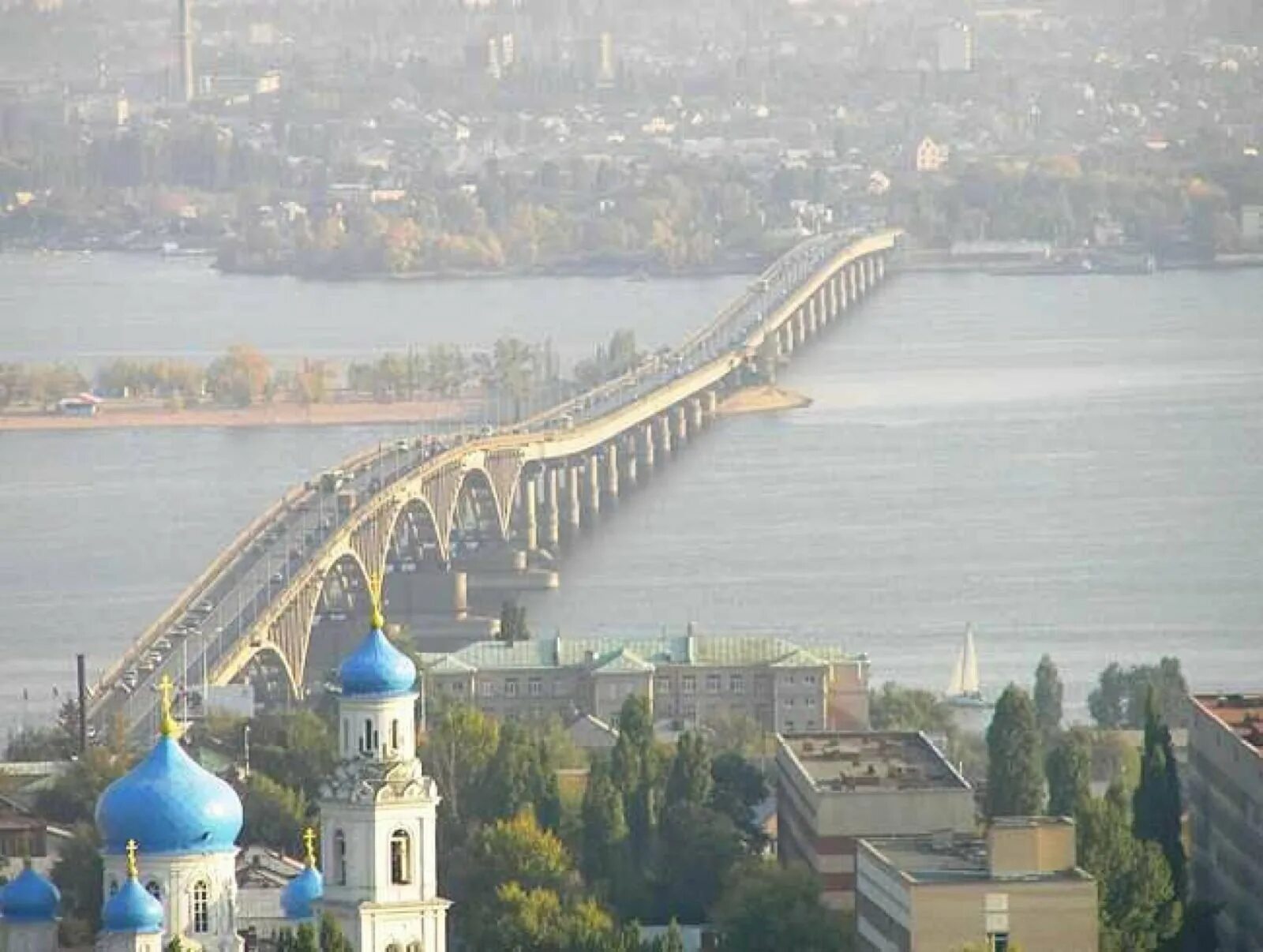 Волга мост энгельс. Саратовский мост через Волгу. Энгельс мост через Волгу. Река Волга мост Саратов Энгельс. Мост через реку Волгу Саратов Энгельс.