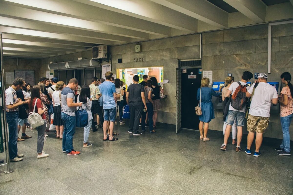 Очередь в кассу метро. Очередь в метро. Очередь в кассу метрополитена. Очередь в метрополитене.