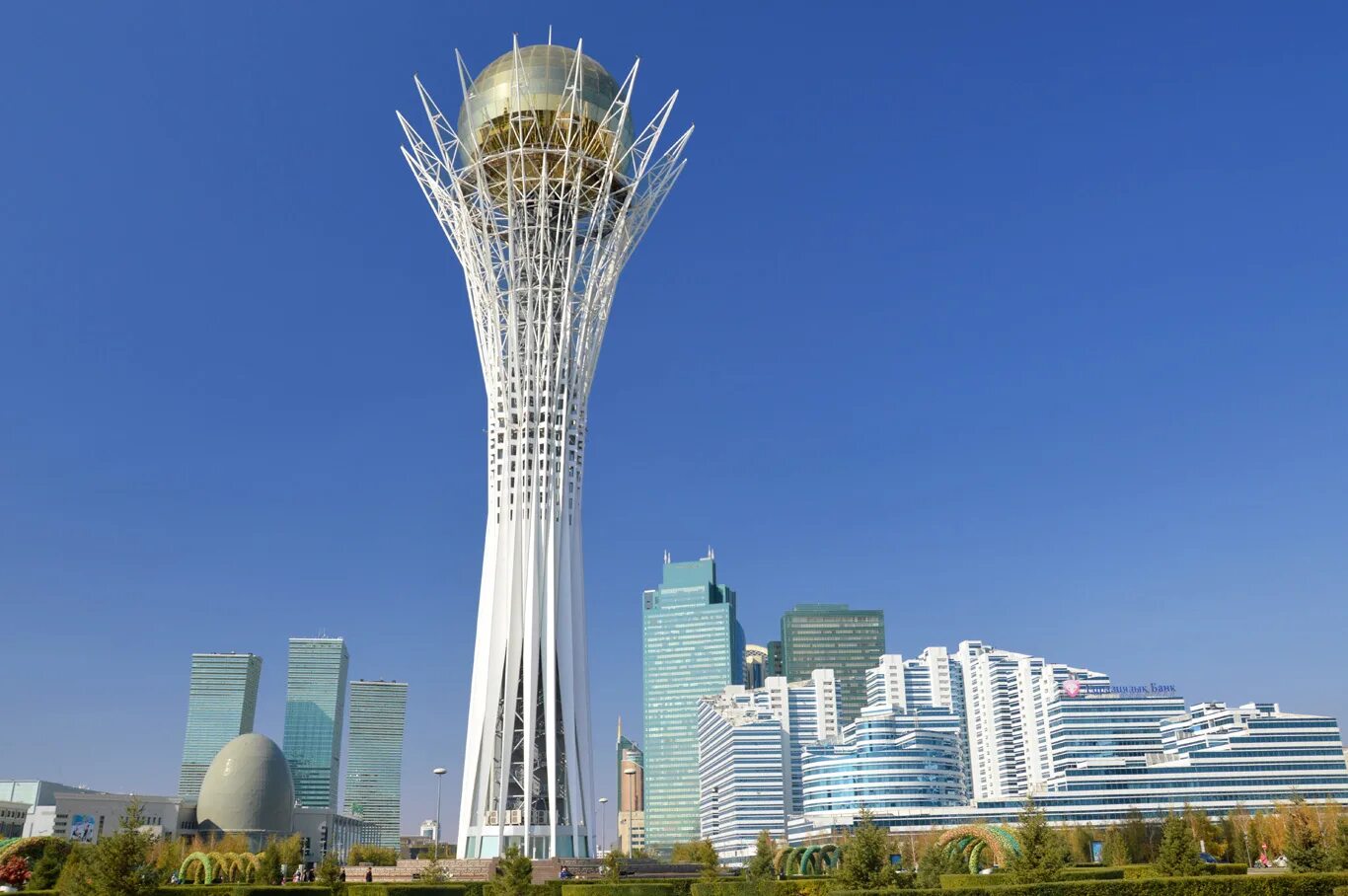 Астана куда можно сходить. Монумент Астана-Байтерек. Казахстан башня Байтерек. Нурсултан башня Байтерек. Монумент Байтерек в Нурсултане.