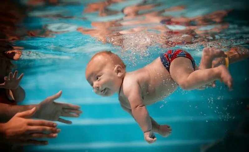 Со скольки детям можно в бассейн. Плавание дети. Плавание для грудничков. Дети в бассейне. Дети плавают.