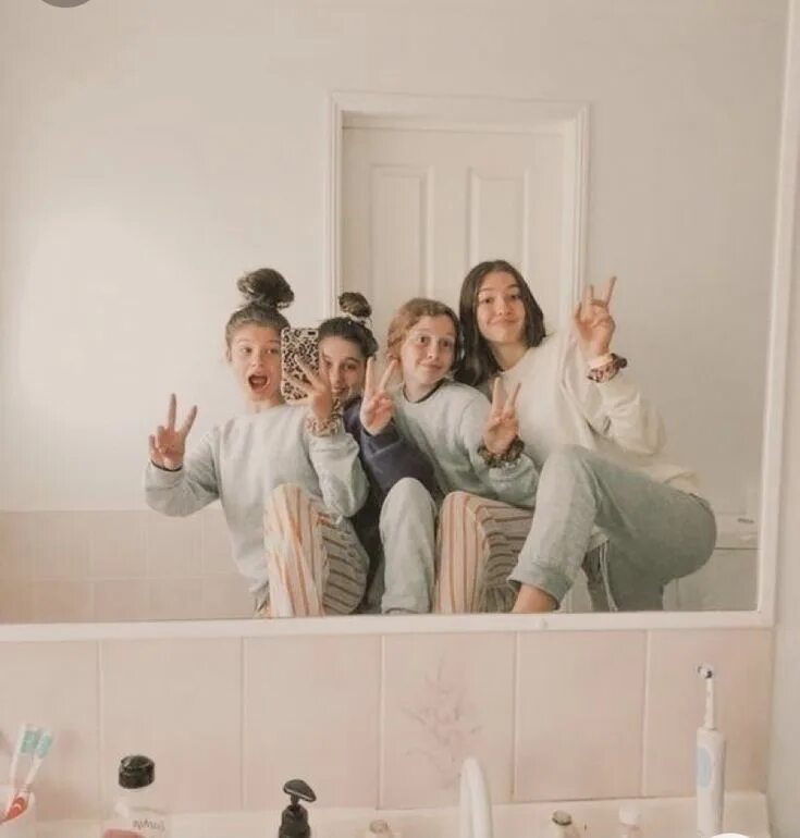 Лучшие подруги. Idea friends. Фотосессия 3 подруги. Групповая фотосессия. Lego ideas 21319 центральный парк кафе друзей.