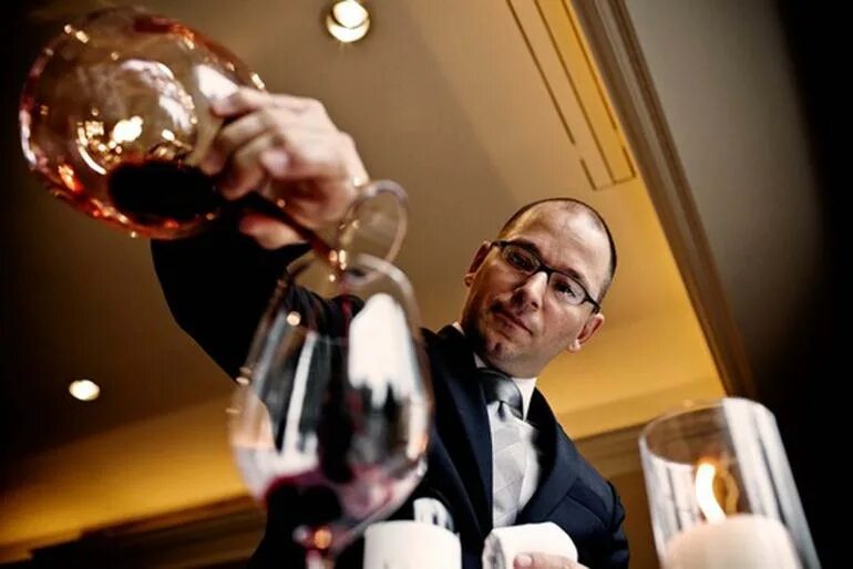 Заработать сомелье. Сергей антонов сомелье. Вино сомелье. Заработать сомелье. Сомелье в ресторане.