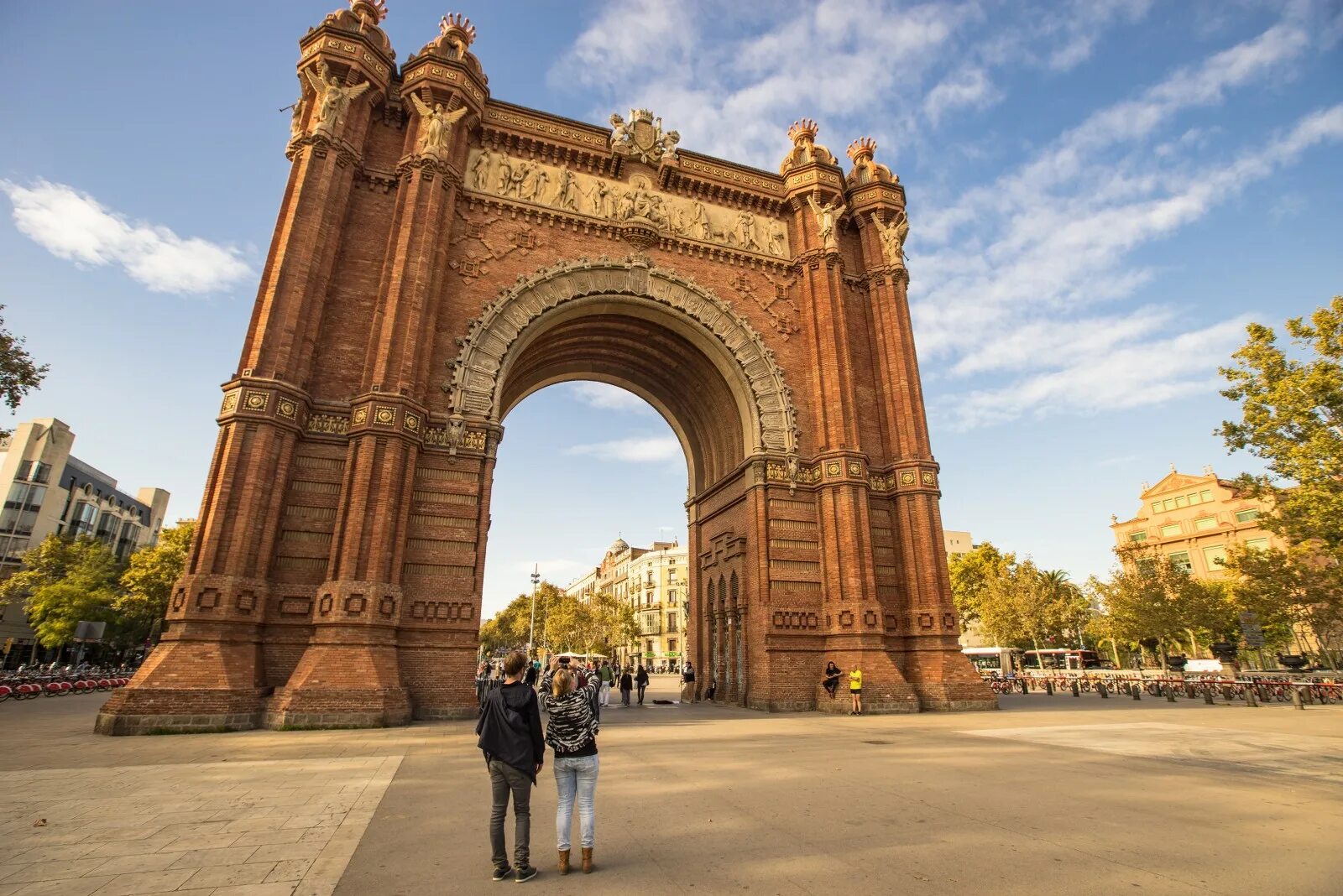 Арка кинопоиск. Триумфальная арка Барселона. Триумфальная арка Испания. Arc de Triomf Барселона. Триумфальная арка (Франция).